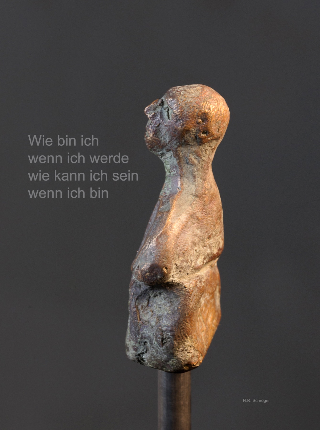 Künstlerische Figur mit Schriftzug