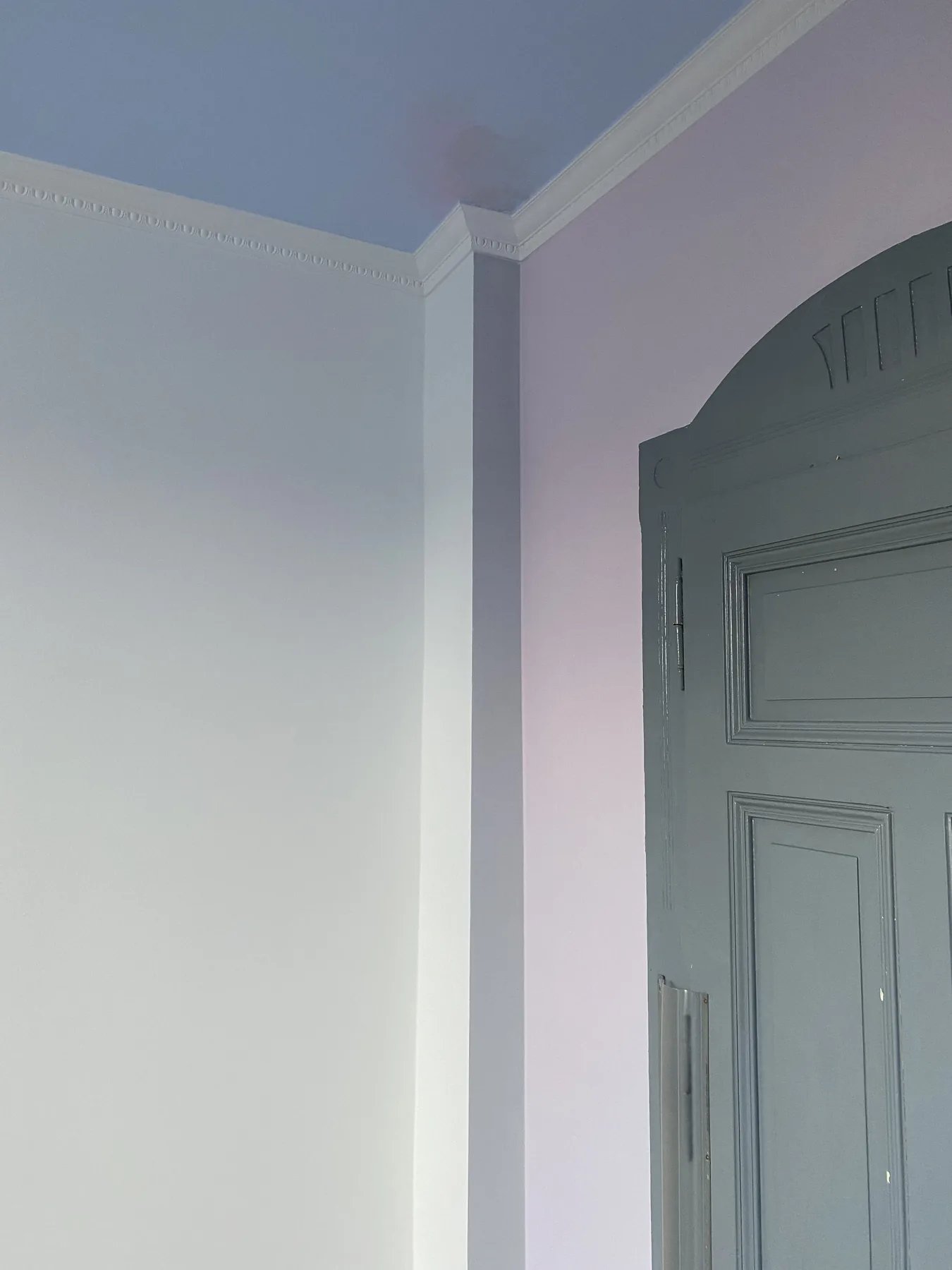 Detail einer grau und rosafarben gestalteten Wandfläche