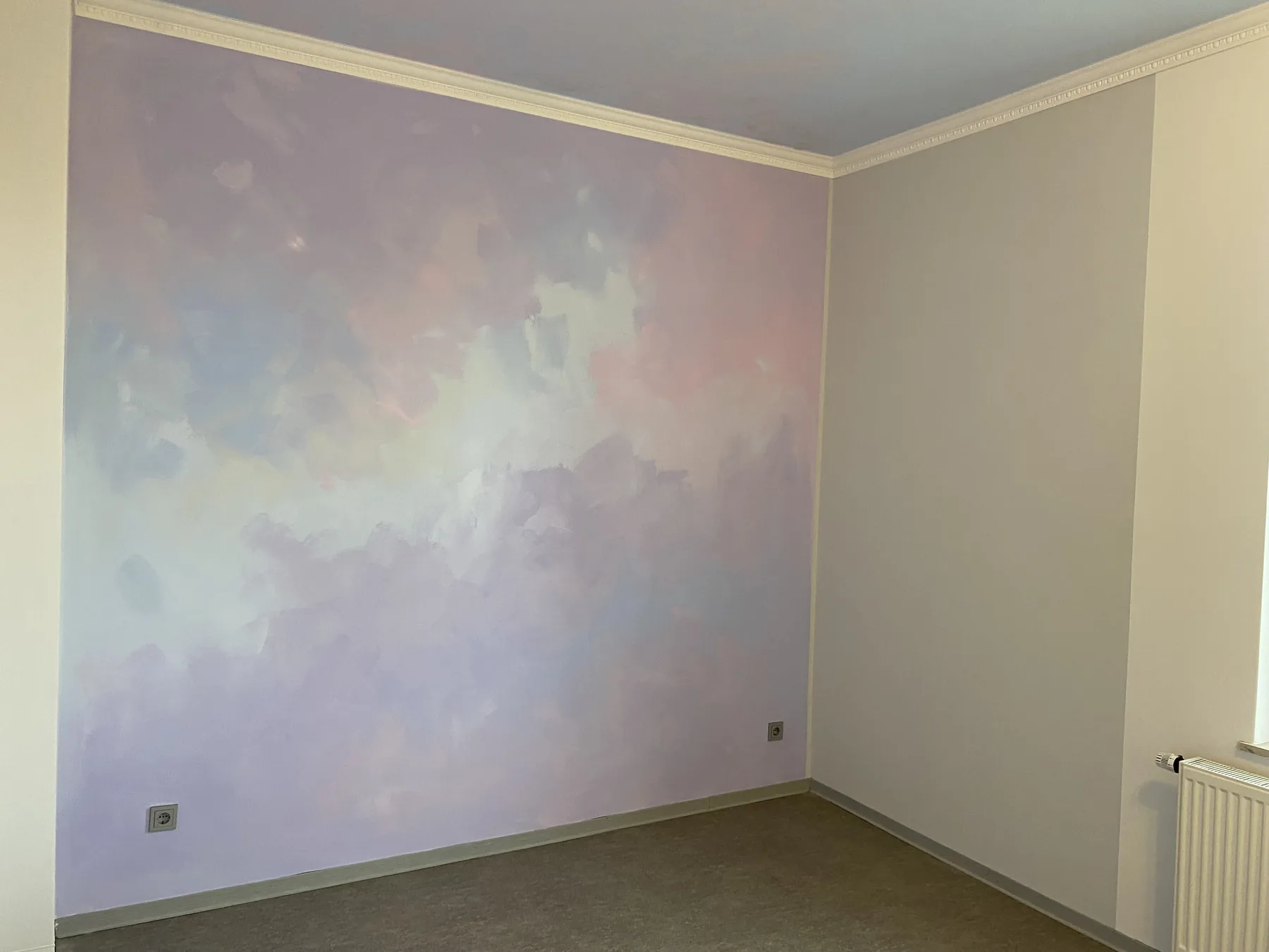 Pastellfarbige Akzentwand aus seitlicher Perspektive