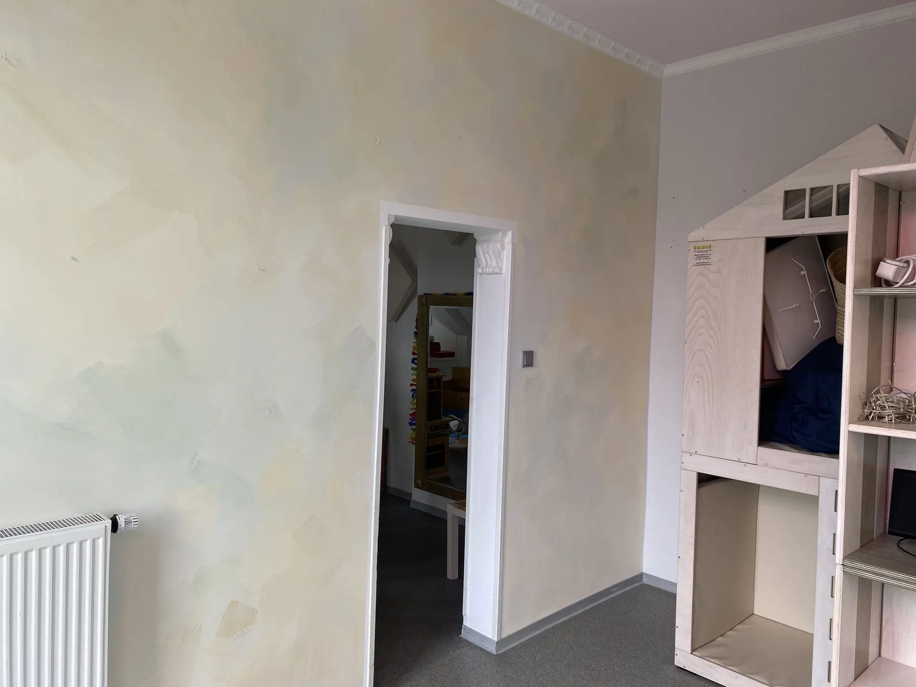 Mehrfarbig lasierte Wand in einem Innenraum
