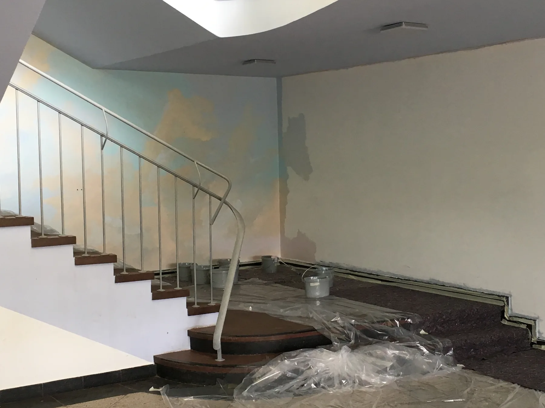 Farbgestaltung in einem schulischen Eingangsbereich