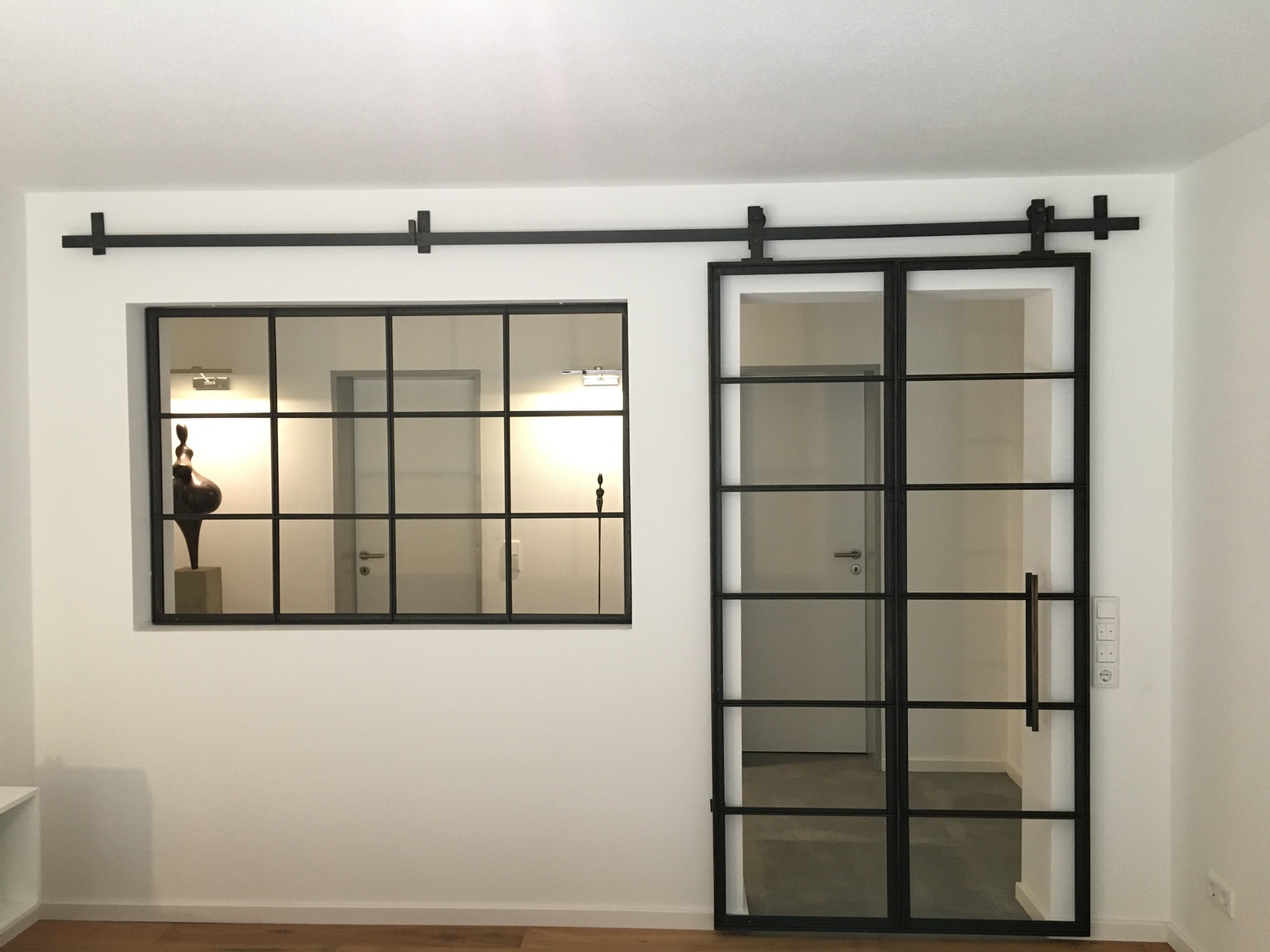 Schwarze Schiebetür und Innenfenster