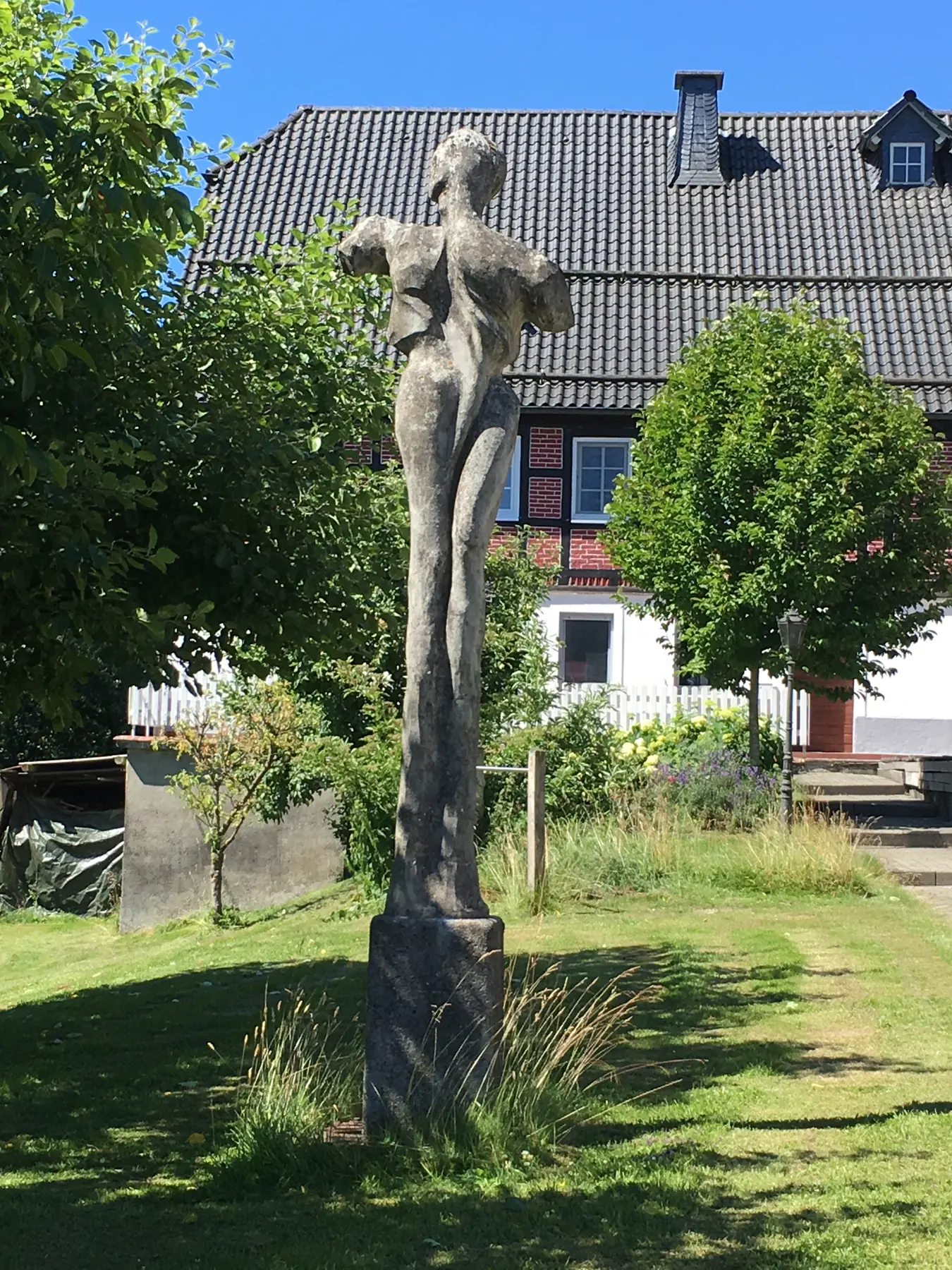 Große figürliche Skulptur im Außenraum