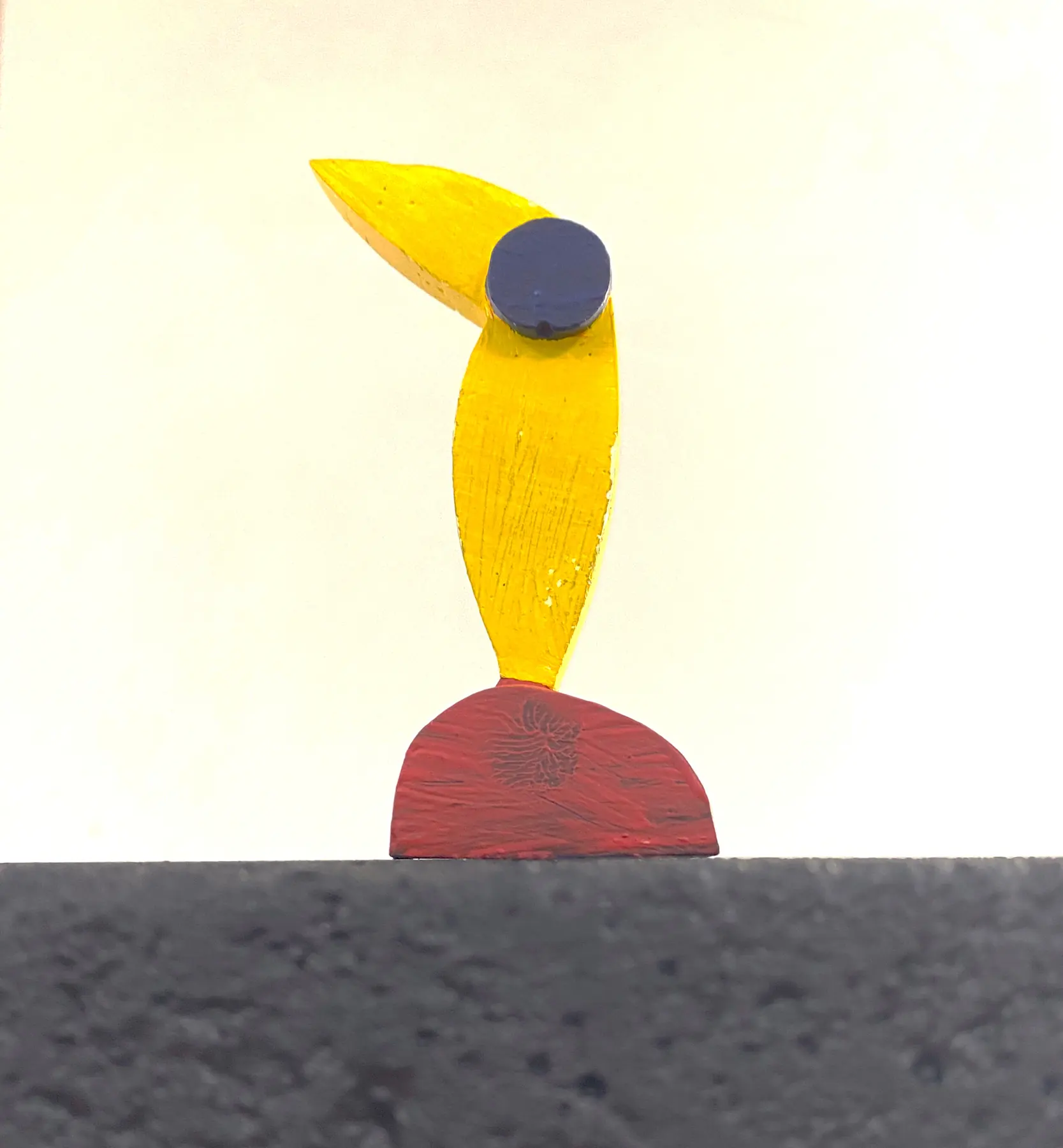 Abstrakte gelbe und rote Figur mit dunkler Kreisform