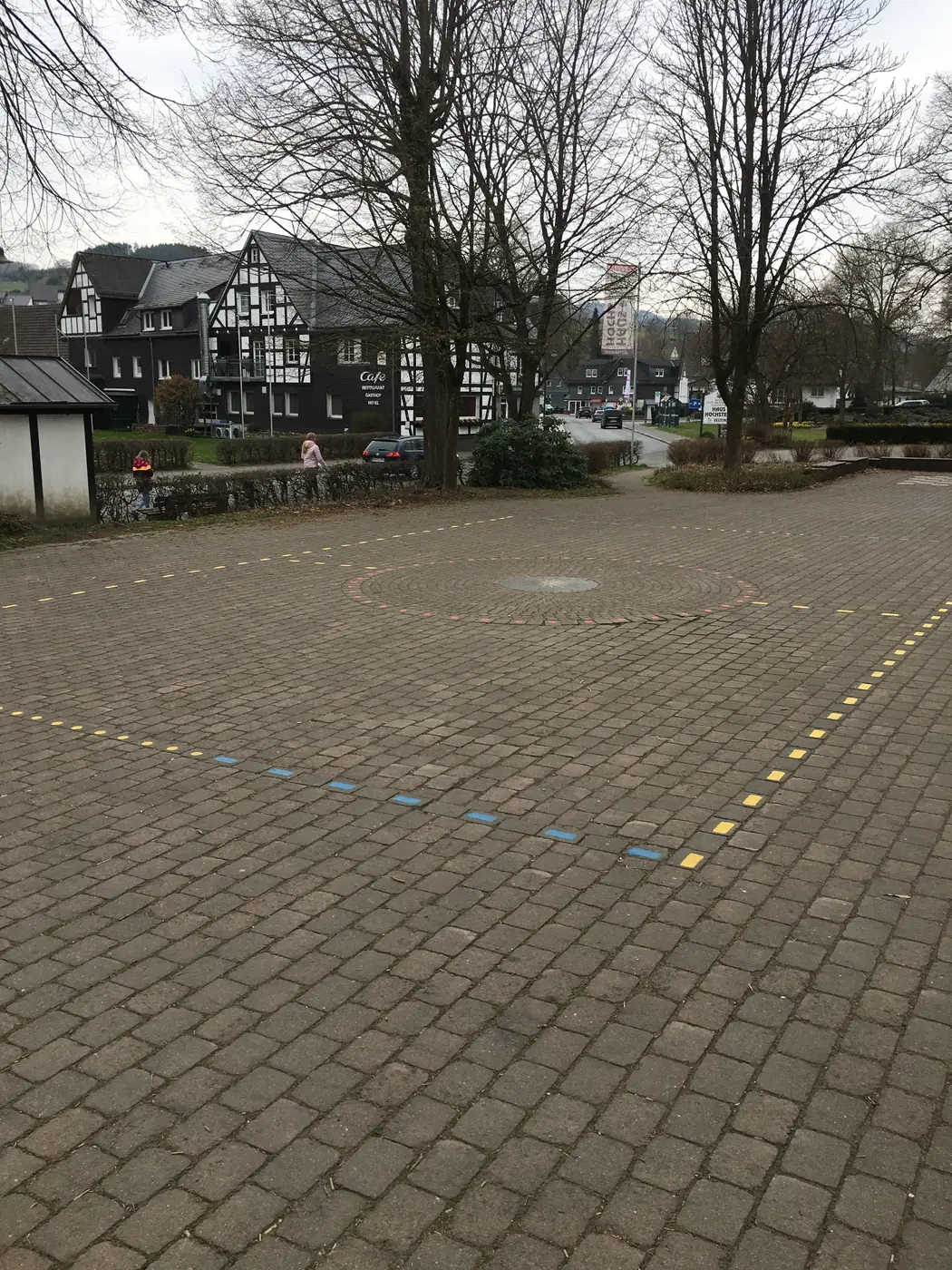 Großer gepflasterter Schulhof mit farbigen Spielmarkierungen