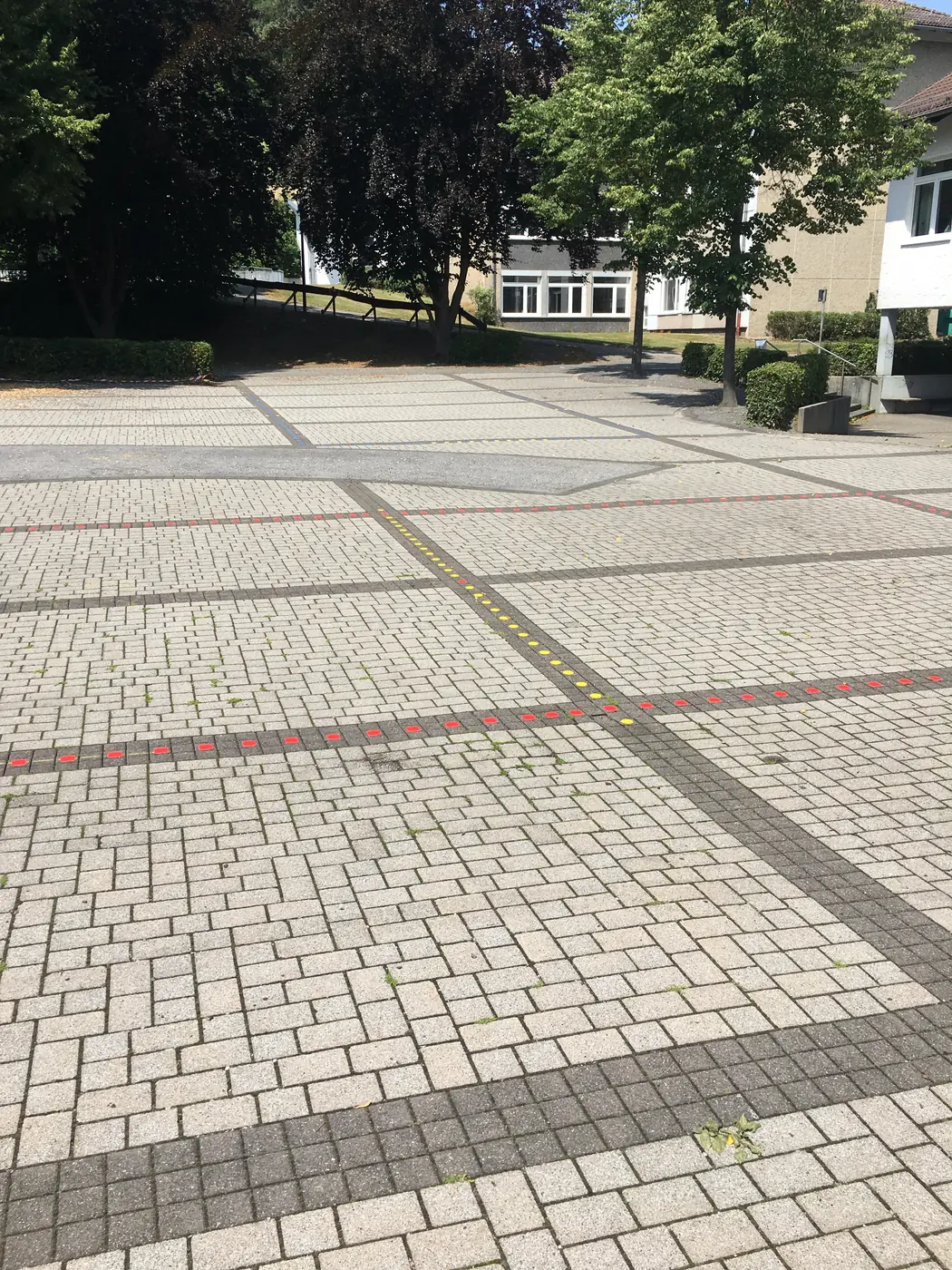 Linien und farbige Markierungen auf einem Schulhof