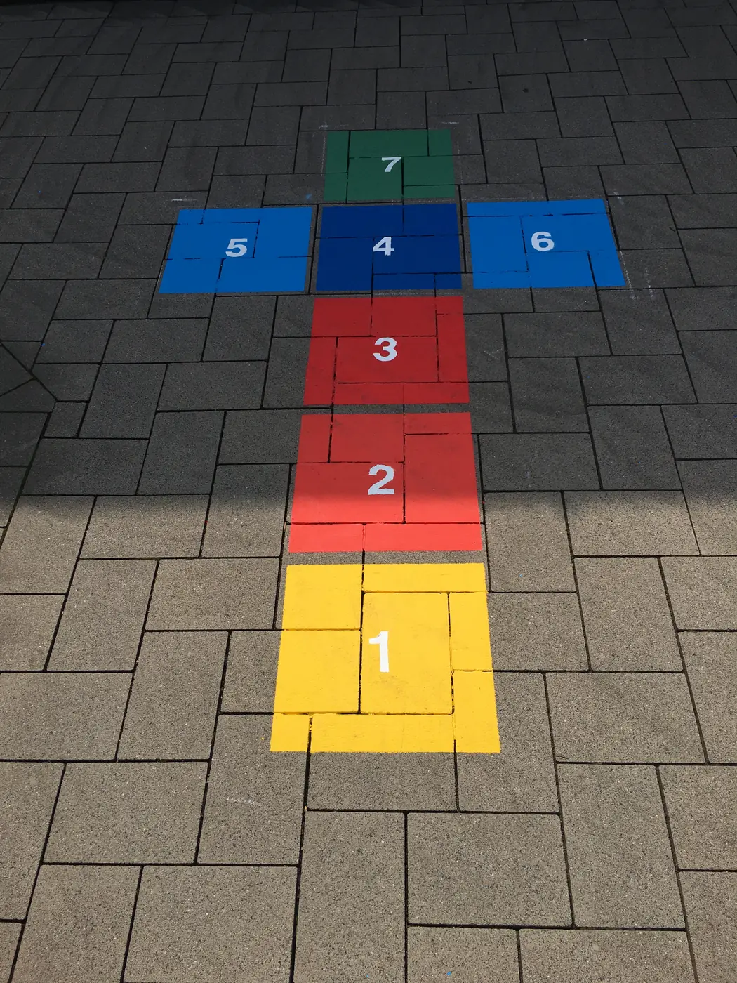 Farbiges Hüpfspiel mit Zahlen