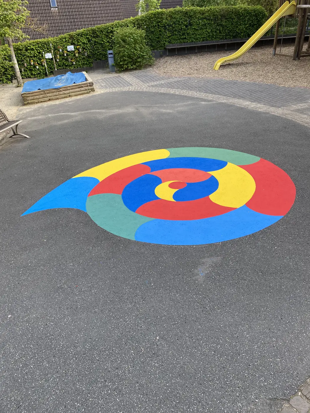 Großes spiralförmiges Schulhofspiel in mehreren Farben