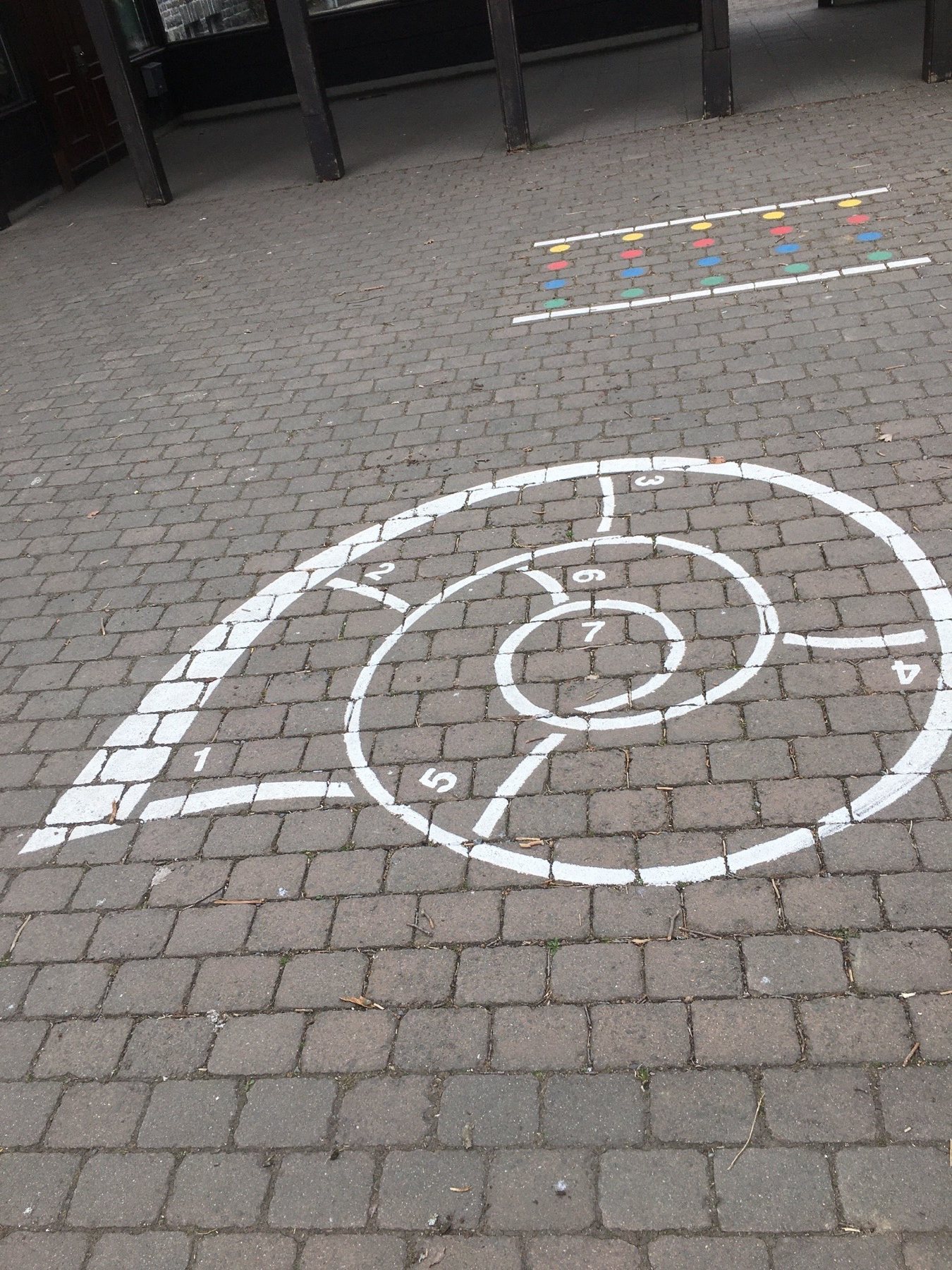 Spiralförmiges Schulhofspiel
